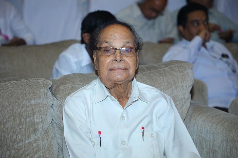 Sri Mulugu Ramalingeshwara Varaprasad Siddhanti was honoured with Jyotishyasastra Vignana Visharadha at Tummalapalli Kalakshetram, Vijayawada (95)
